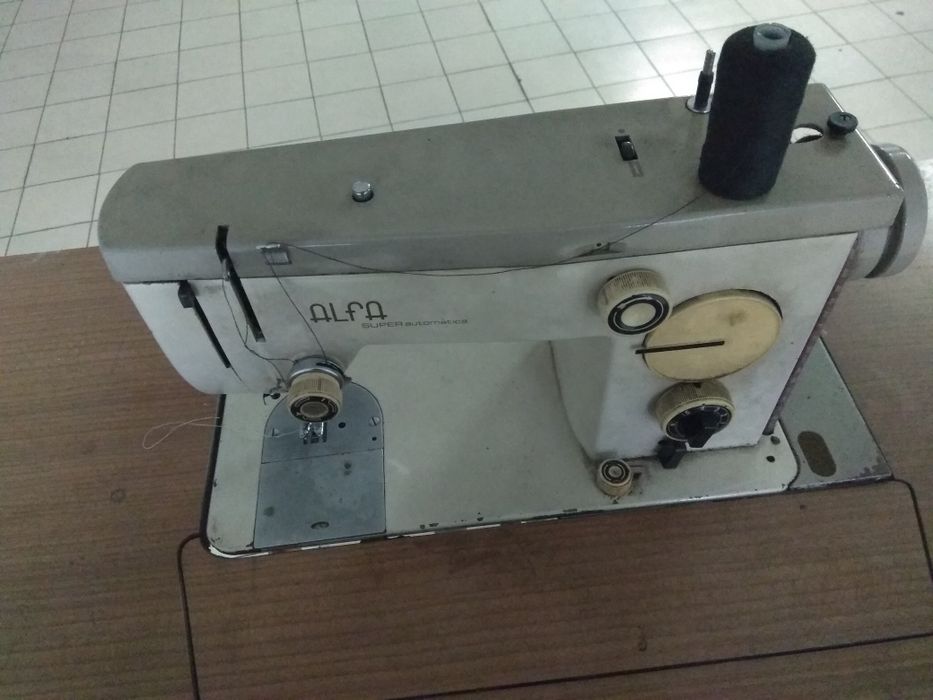 Máquina de Costura Elétrica - Marca Alfa (com Avaria) - Antiguidade
