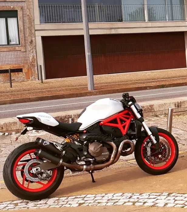 Ducati Monster 821 com Termigioni