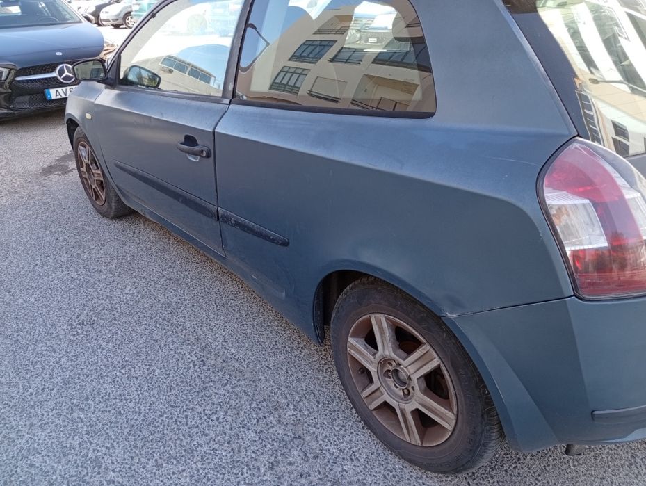 Fiat Stilo azul 3 portas PARADO