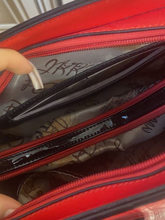 Червона лакова сумочка