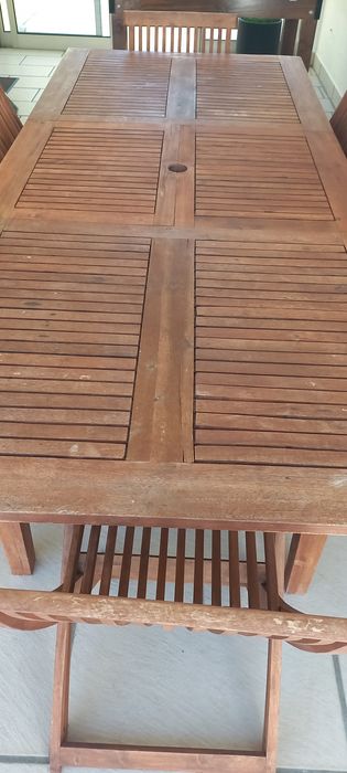 Mesa de madeira e 6 cadeiras