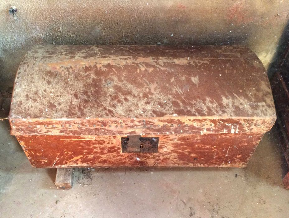 Arca antiga forrada a pele de vaca