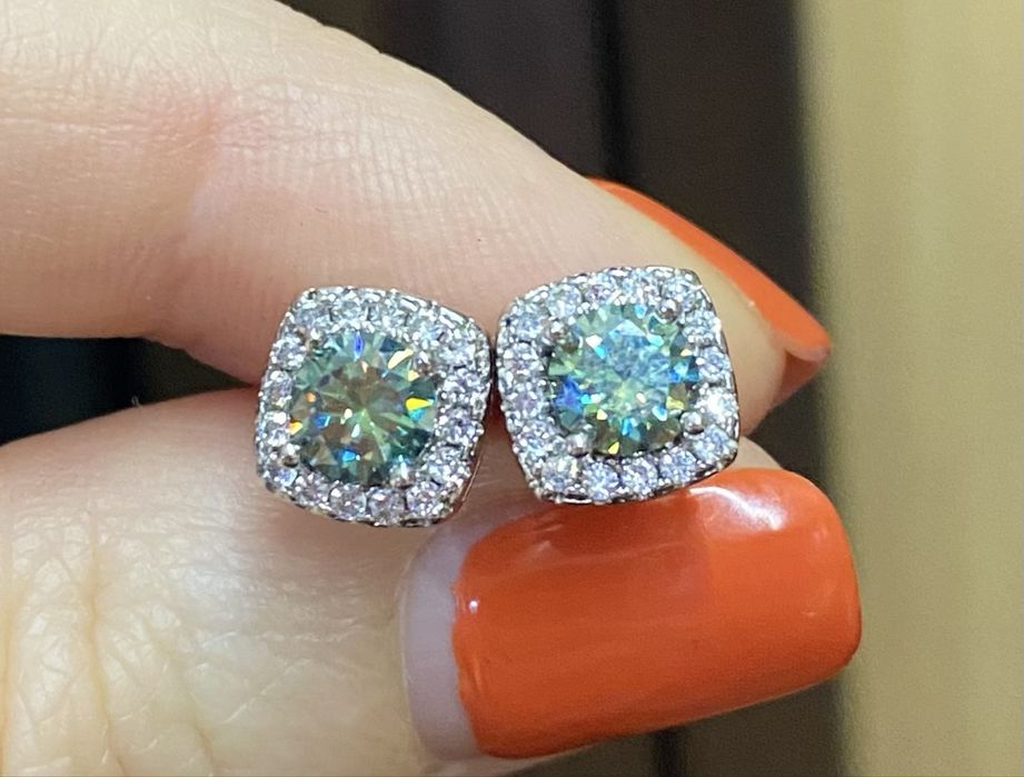 Срібні сережки з діамантами муасанітами колір синьо -зелений муассанит