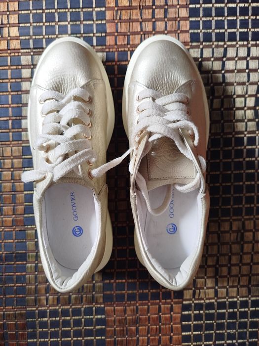 Женские кроссовки и босоножки