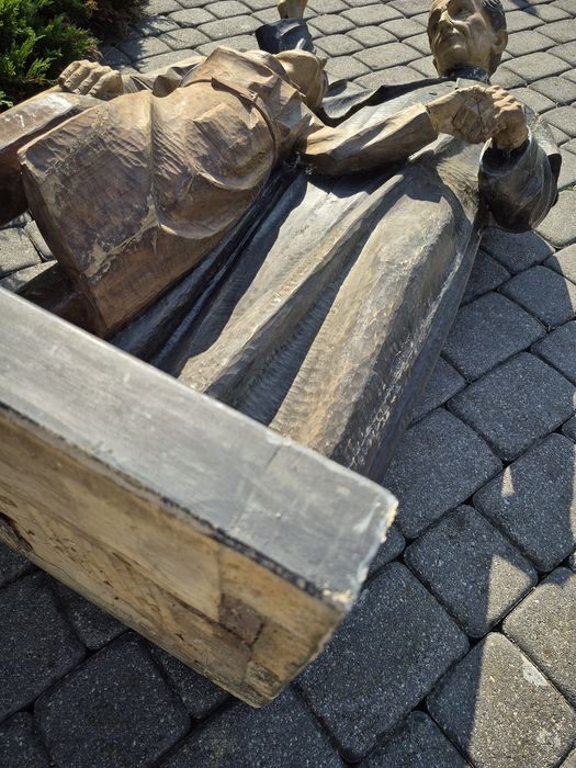 Duża rzeźba św Jana Bosko.