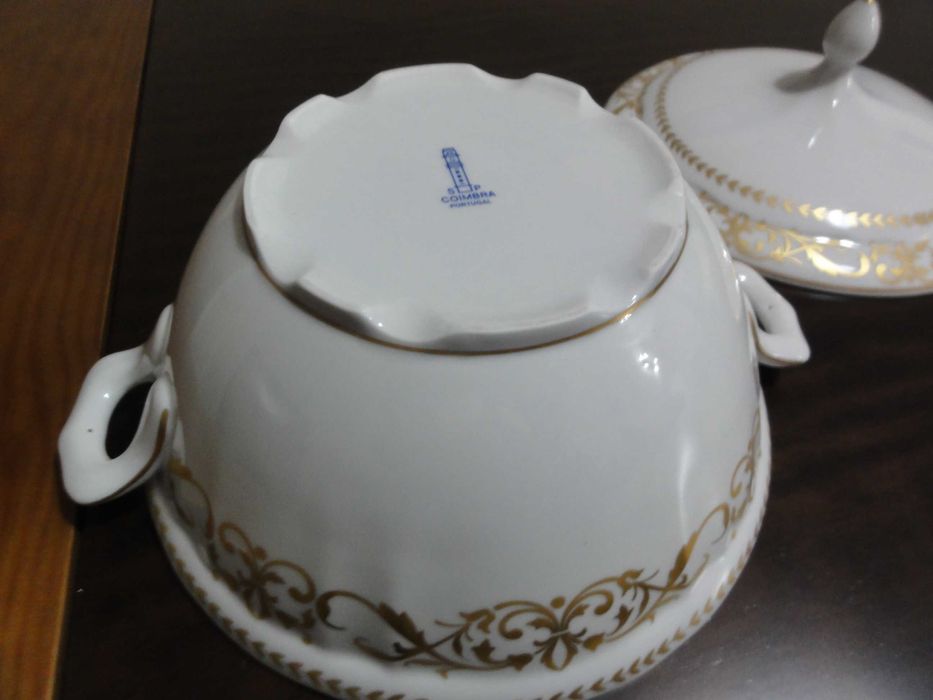 Terrina em porcelana com dourados