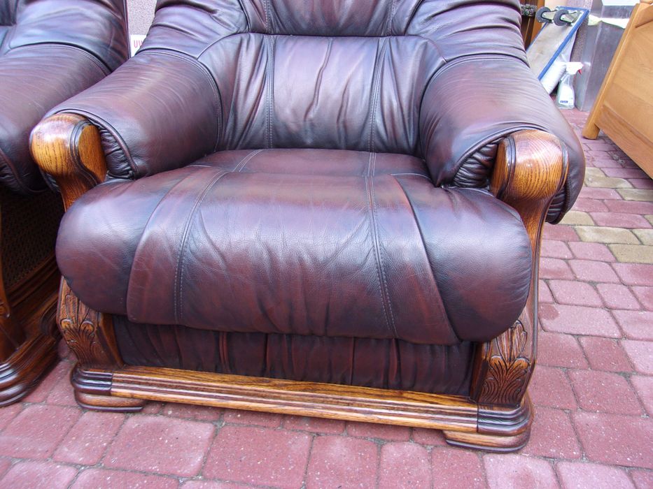 Dwa fotele skóra  stelażu dębowym.Ciemny brąz