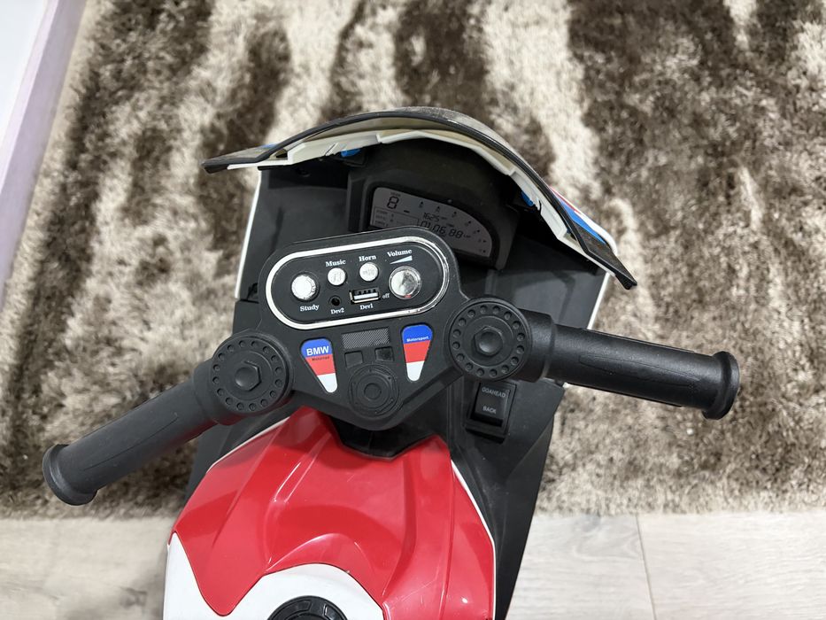 Mota elétrica BMW vermelha