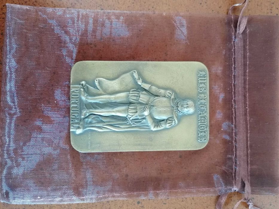 Medalha Alusiva a Luís de Camões, da autoria do Cabral Antunes.