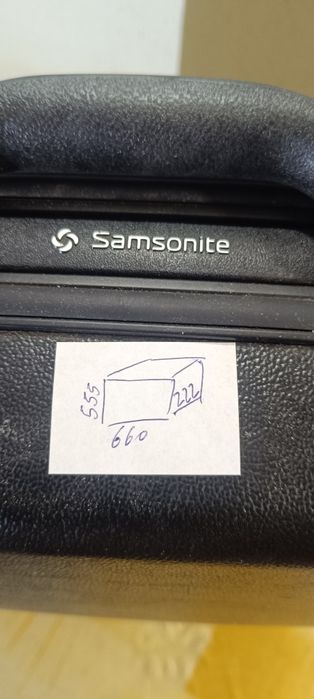 Mala  Samsonite Silhouette 4 apresenta um compartimento interior amplo com revestimento geométrico prateado e divisórias de tecido