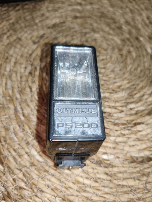 zewnętrzna lampa błyskowa Olympus PS200.
Typ: Kompaktowa lampa błyskow