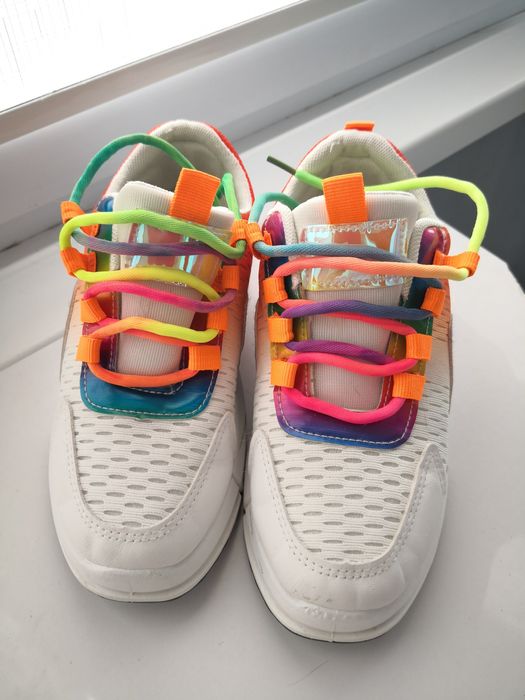 Яскраві кросівки для яскравої дівчини