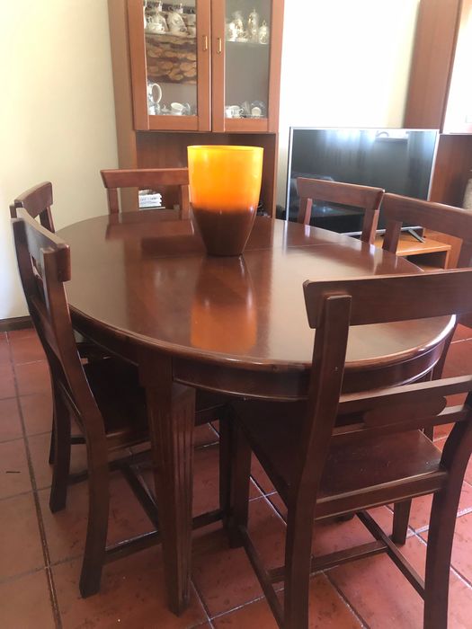 Aparadores e mesa de jantar em bom estado