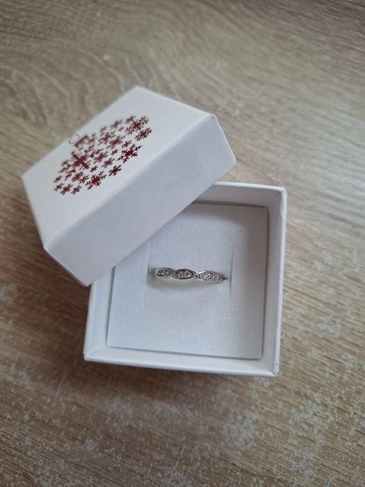 Pierścionek srebrny próba 925 rozmiar 17 2,40 g