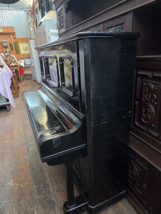 Piano alemão em bom estado