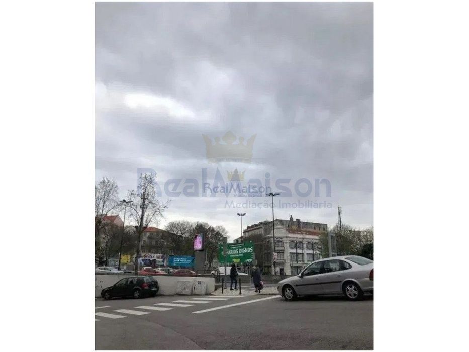 Prédio a 5 minutos da CP de Alcântara para remodelação total.