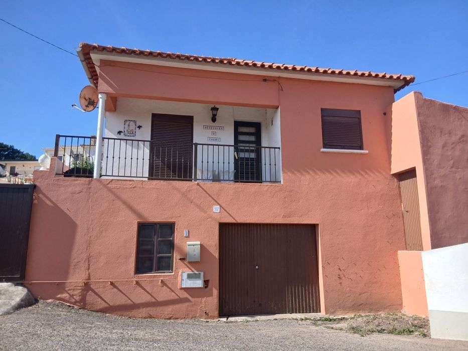 Moradia antiga, anexos, garagem e quintal