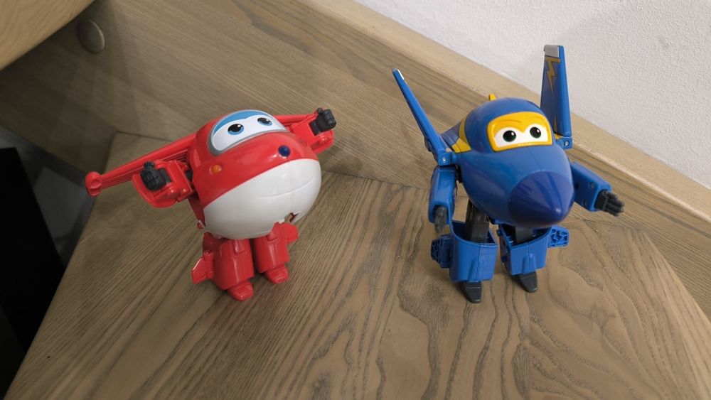 Super Wings Dżetek, Jett, Jerome, transformers
