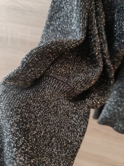 Damski czarny sweter elegancki ze srebrną nicią