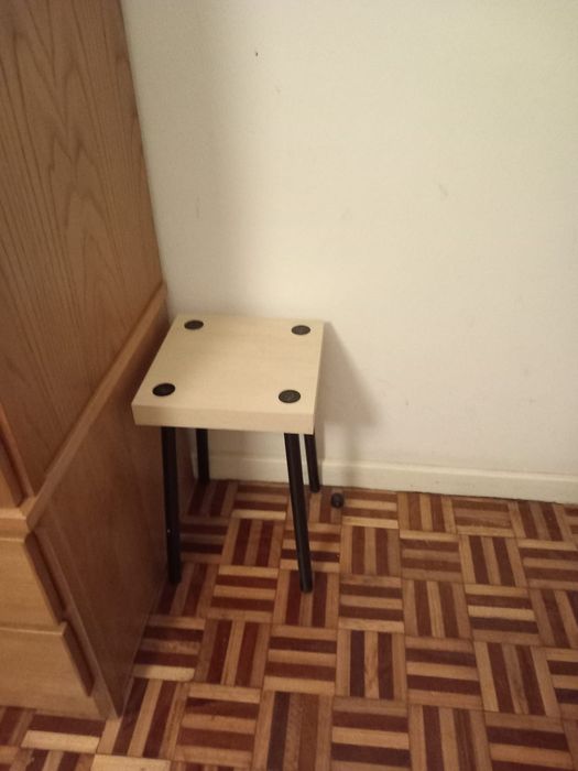 Mesa de apoio com 2 bancos