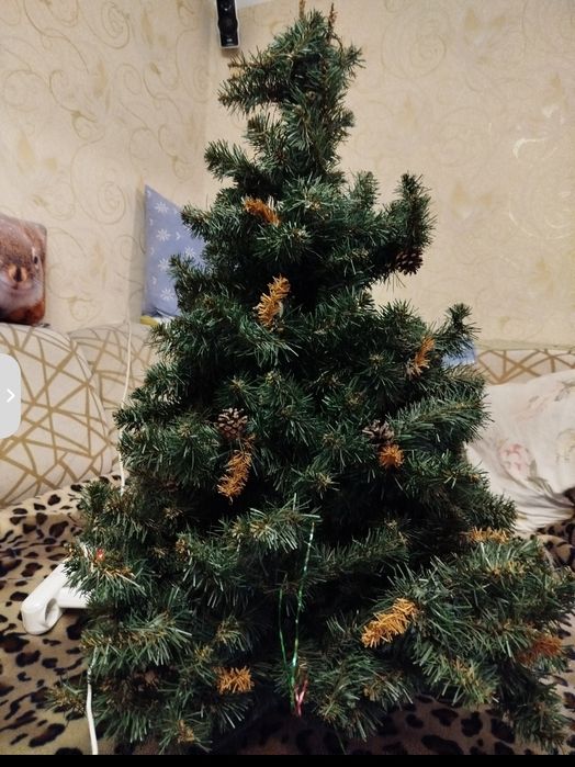 Елка искусственная, высота 1.5метра с шишками