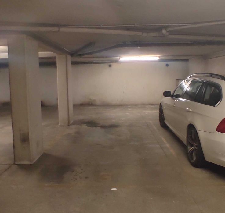 Vende-se lugar de garagem (Lugar S) em cave de edifício.