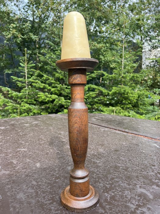 Stary dębowy toczony świecznik ze świecą kandelabr