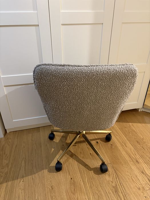 Fotel biurowy obrotowy bouclé / baranek – złota podstawa