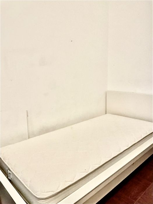 Cama com estrado e colchão