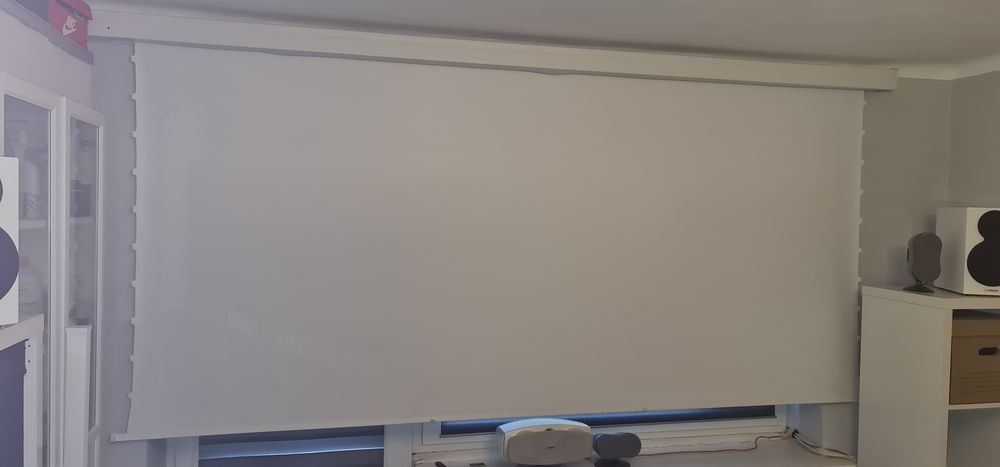 Elektryczny ekran projekcyjny Premium z naciągiem