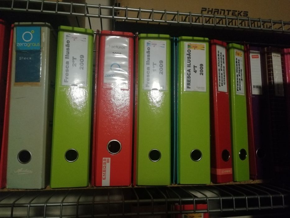 Varios dossiers pequenos e grandes de várias cores