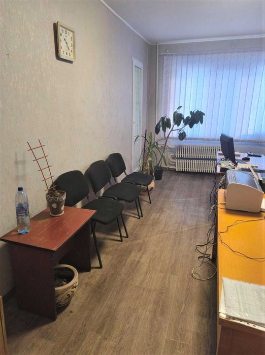 Продається нежитлове приміщення .