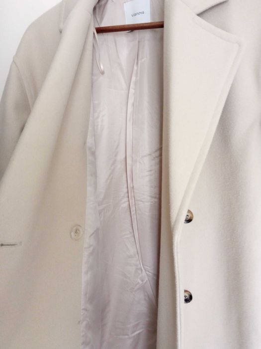 Casaco comprido com botões bege