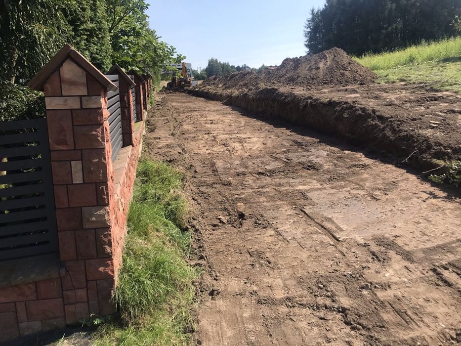 Utwardzanie drog placow koparka  transport kamien  piasek kruszywo