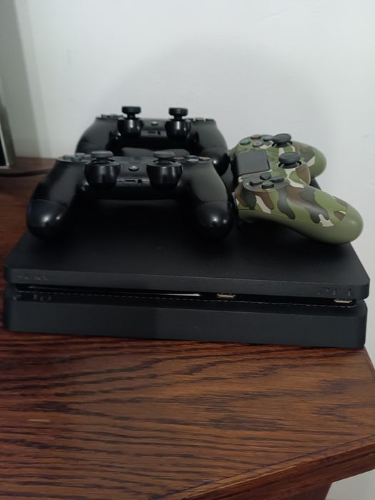 PlayStation 4 slim, 3 pady, 9gier.