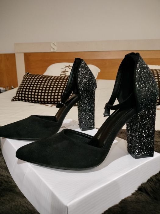 Sapatos pretos tamanho 38