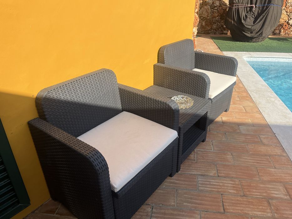 Sofás e mesa de apoio de exterior