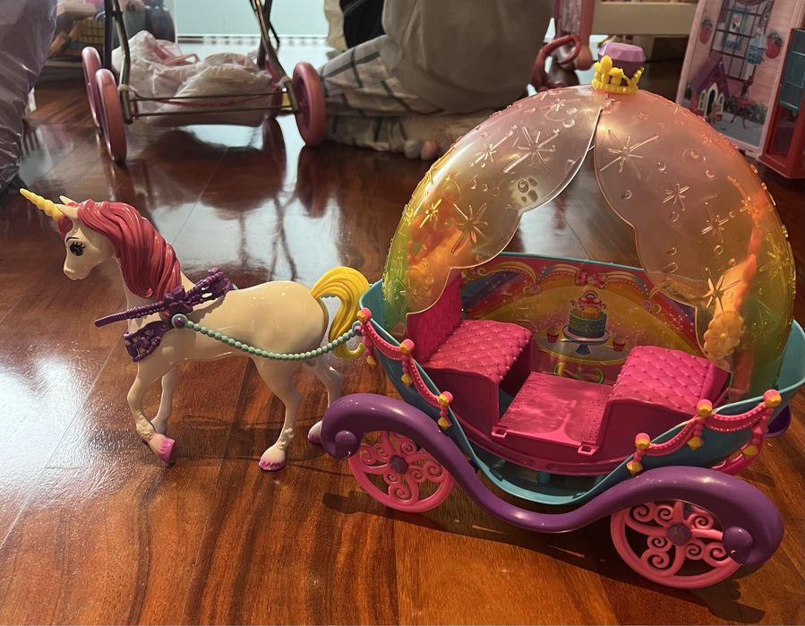 Carruagem de unicórnio colorida