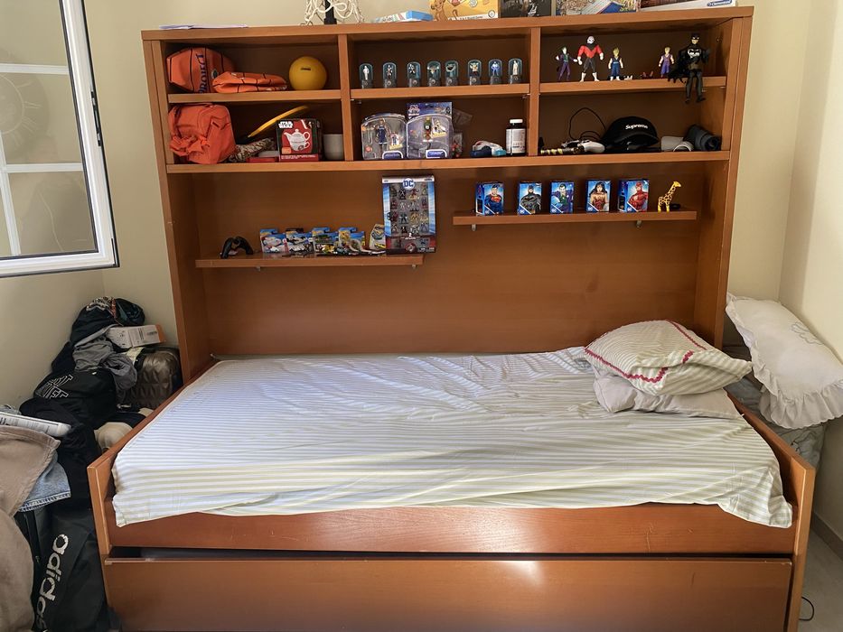 Vendo moveis em acabamentos bons e madeiras muitooo boa todos com colchoes, chamar no privado