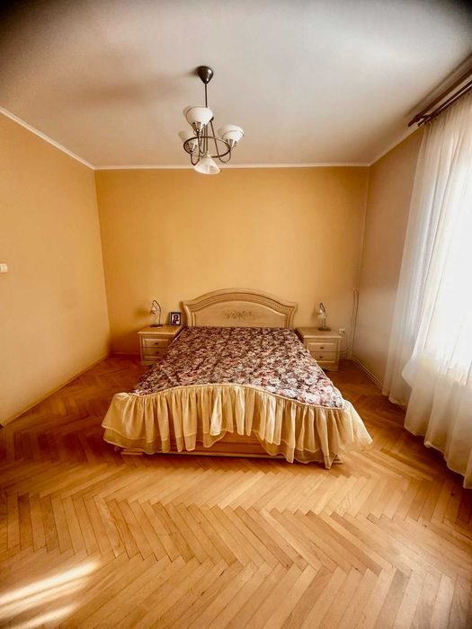 Продаж будинку з великою земельною ділянкою в Брюховичах,