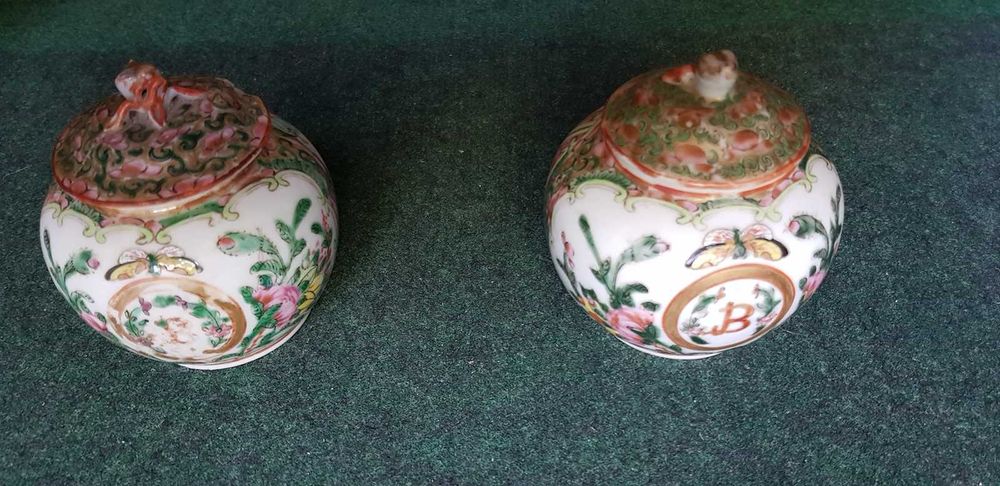 Par de potes mandarim com tampa (Qing/República) policromados