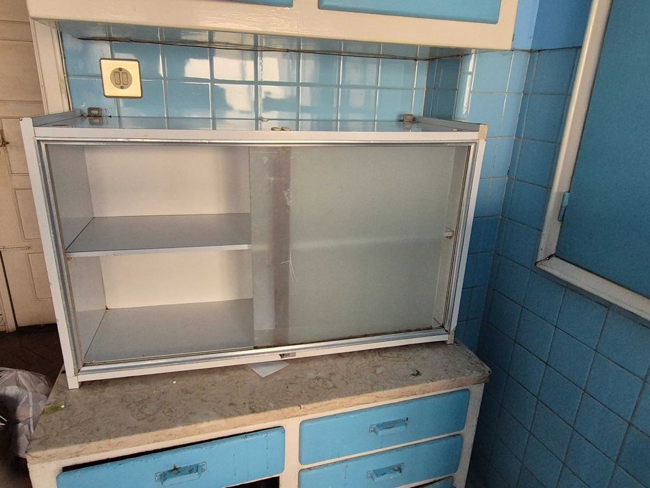 Móvel branco de cozinha com portas de vidro