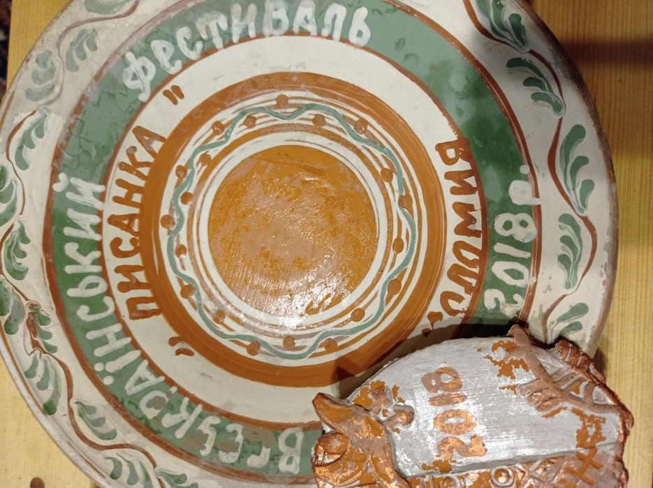 Глиняна тарілка для декору,є ньюанс