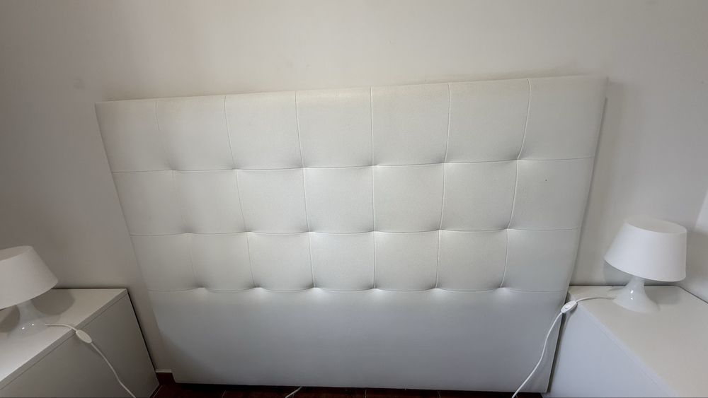 Cabeceira para Sommier estofada em Polipele Branco