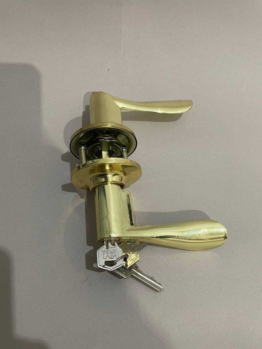 Ручка дверная с защелкой и ключами 3шт Бронза НОРА М