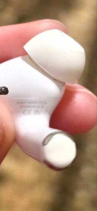 Apple AirPods Pro A2084 — навушники справні, кейс несправний