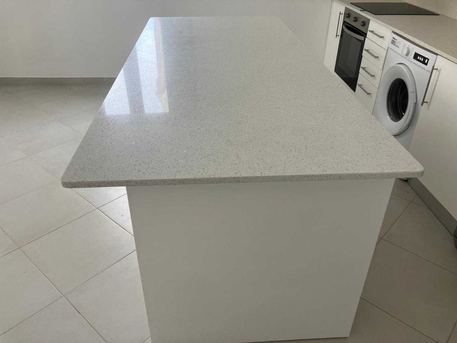 Ilha de Cozinha Moderna em Excelente Estado
