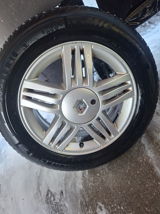 Oryginalne Alufelgi Renault z oponami zimowymi Michelin 205/60 R16