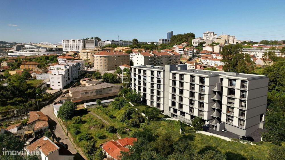 Apartamento T1 com Varanda e Garagem próximo das Antas