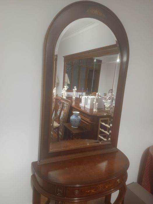 Aparador antigo com espelho